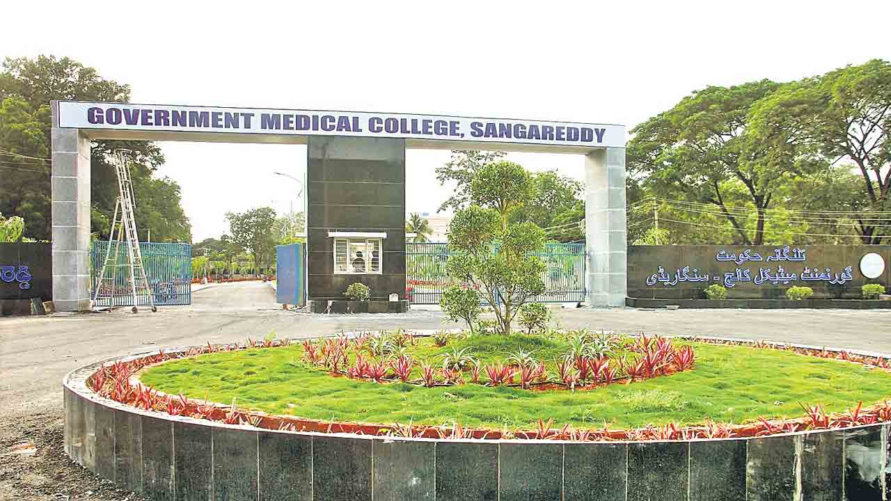 సంగారెడ్డి మెడికల్‌ కాలేజీలో ర్యాగింగ్‌ కలకలం!