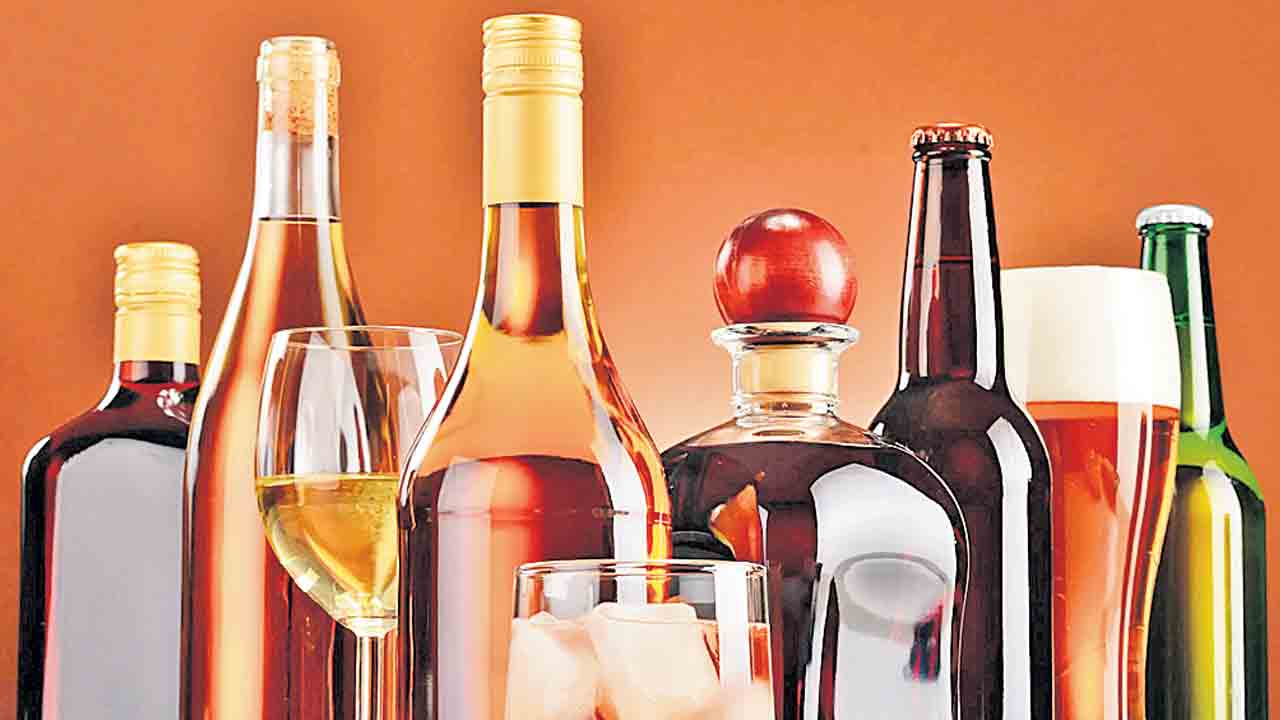 మిథ్యా సంక్షేమం.. మద్యమే ఆదాయం!