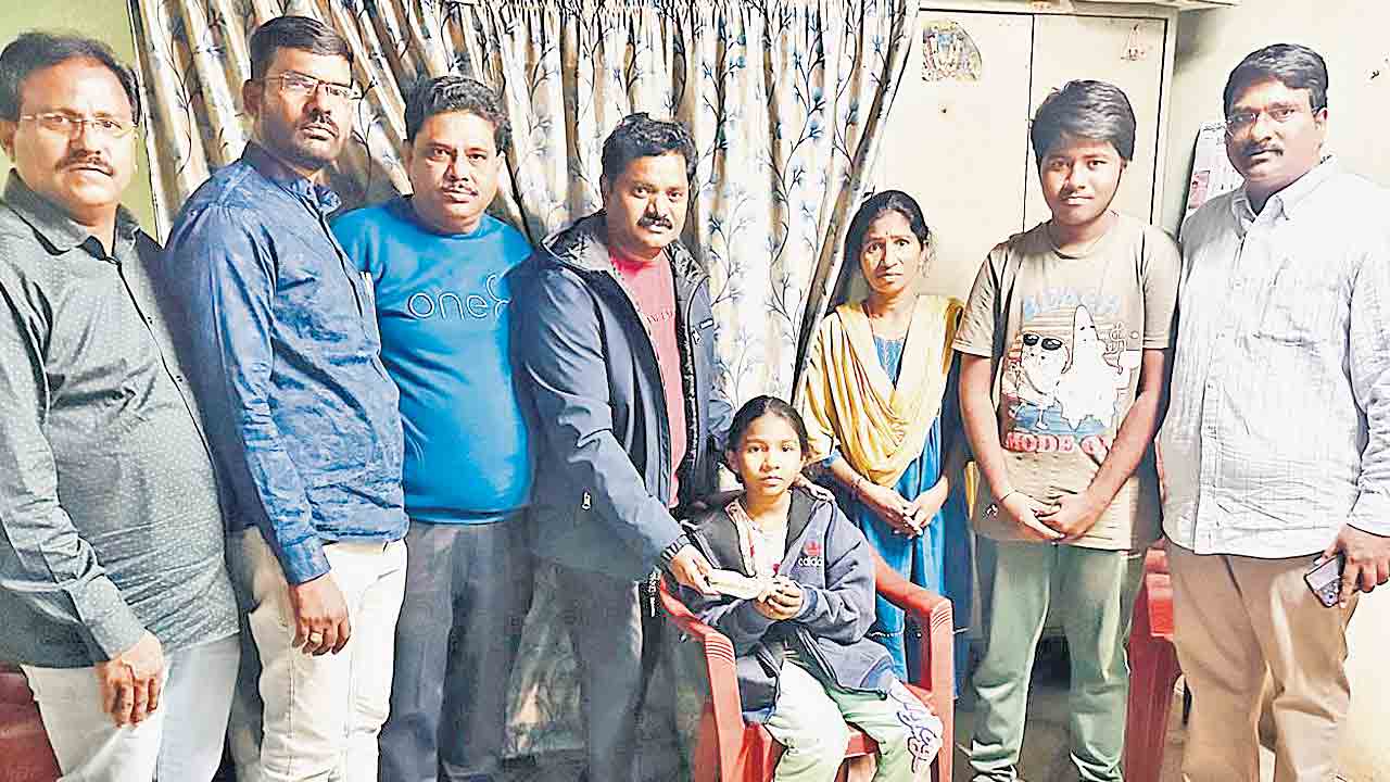 చిన్నారి వైద్యానికి అరవై వేల ఆర్థిక సహాయం