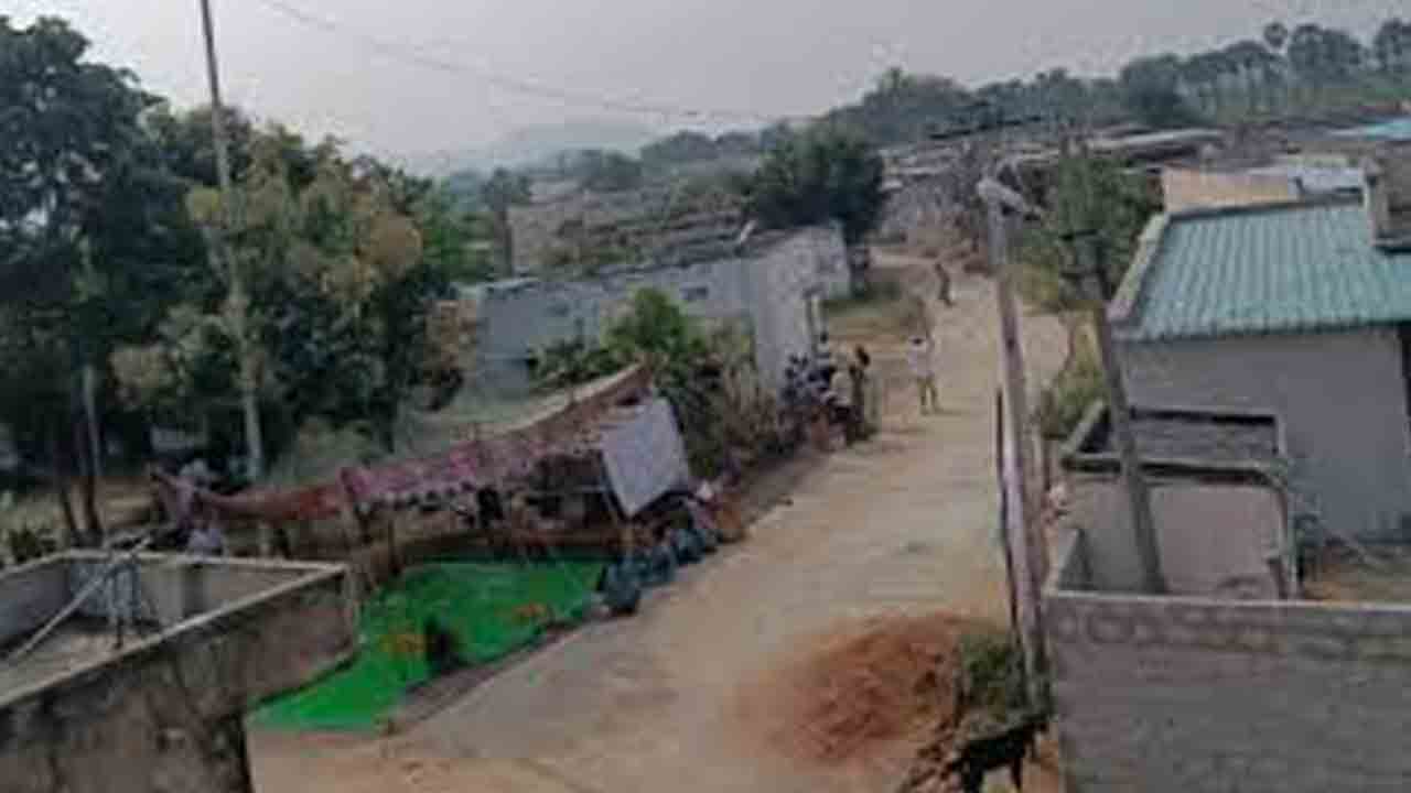 ఎన్నికలను బహిష్కరించిన ఎర్రవల్లి గ్రామస్థులు