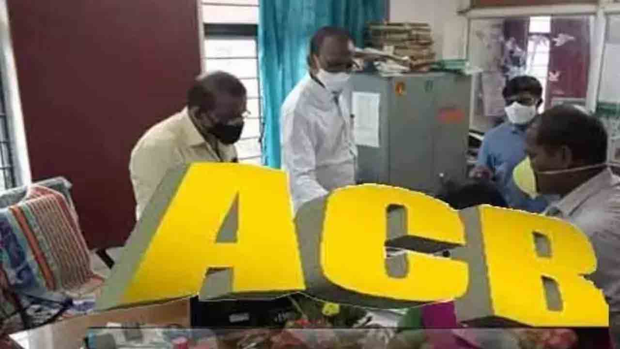 మోకన్‌పల్లి కేజీబీవీలో ఏసీబీ సోదాలు