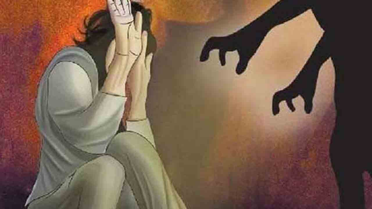 తుపాకీ గురి పెట్టి..వివస్త్రను చేసి!