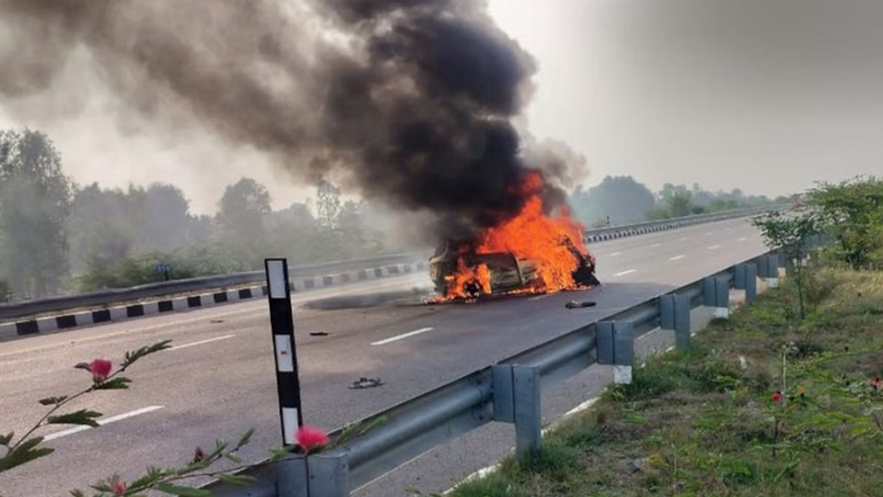 Road Accident | యూపీలో ఘోర రోడ్డు ప్రమాదం.. రెండు కార్లు ఢీకొని ఒకే కుటుంబానికి చెందిన ఐదుగురు మృతి