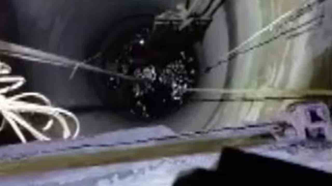 Watch: బావిలో పడిన కుమార్తె.. కాపాడేందుకు అందులోకి దూకిన తండ్రి