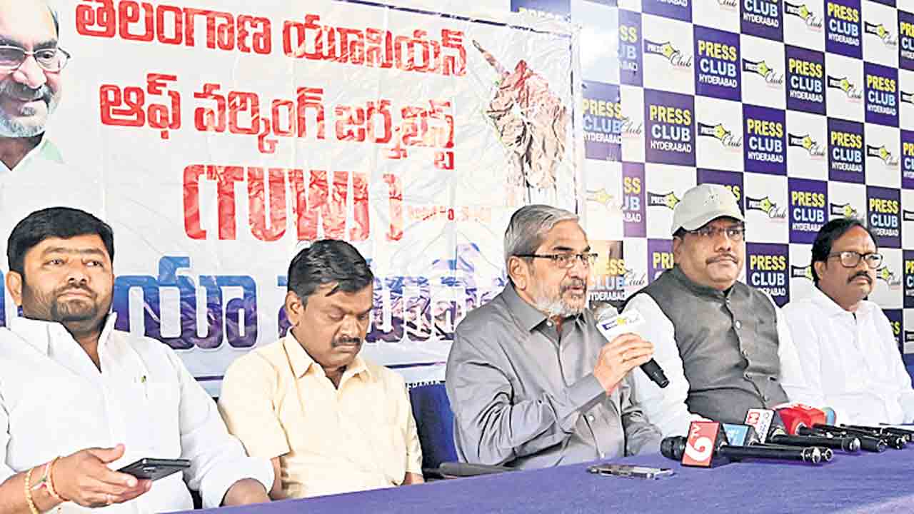 అక్రెడిటేషన్ల రద్దు పత్రికా స్వేచ్ఛపై దాడే