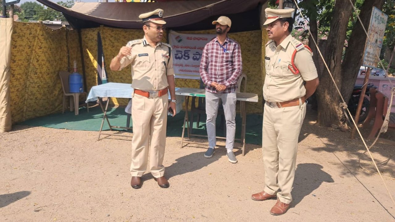 Amber Kishore Jha | ప్రతీ వాహనాన్ని క్షుణంగా తనిఖీ చేయాలి.. పోలీస్ కమిషనర్ అంబర్ కిషోర్ ఝా