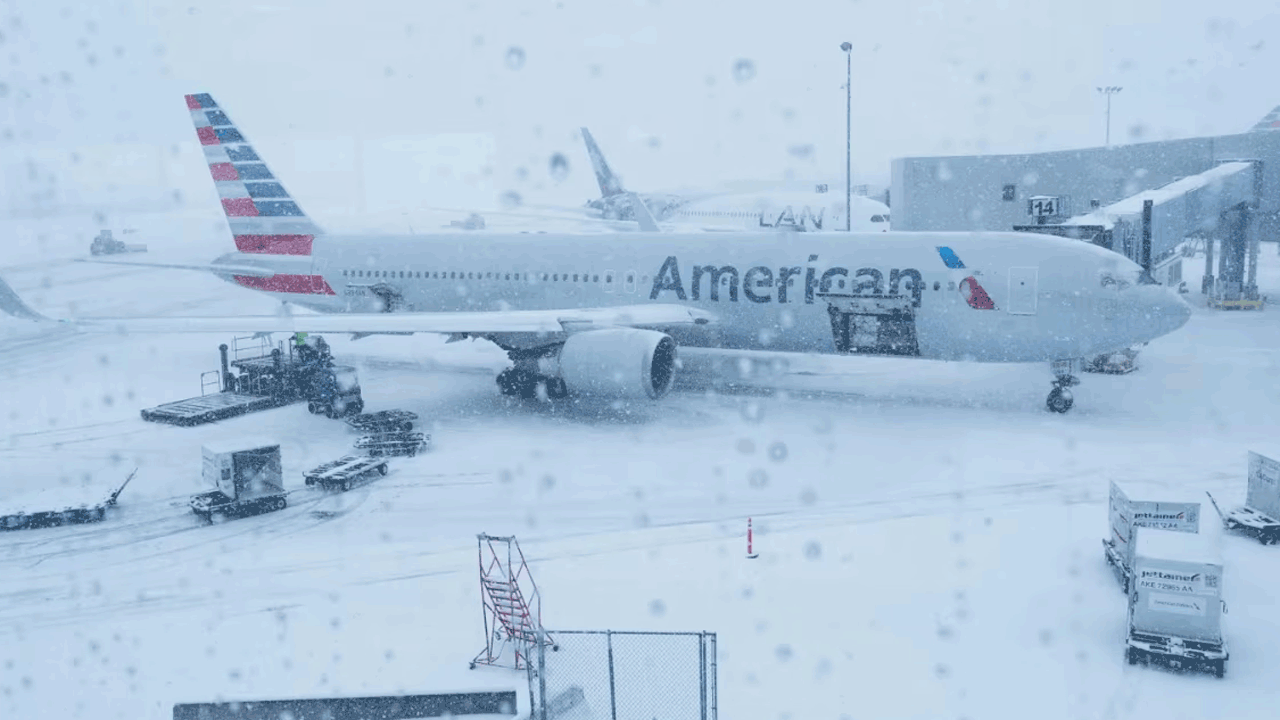 Storm Devin | హాలిడే సీజన్‌లో అమెరికాను వణికిస్తున్న డెవిన్‌ మంచు తుపాను.. 1,800 విమానాలు రద్దు