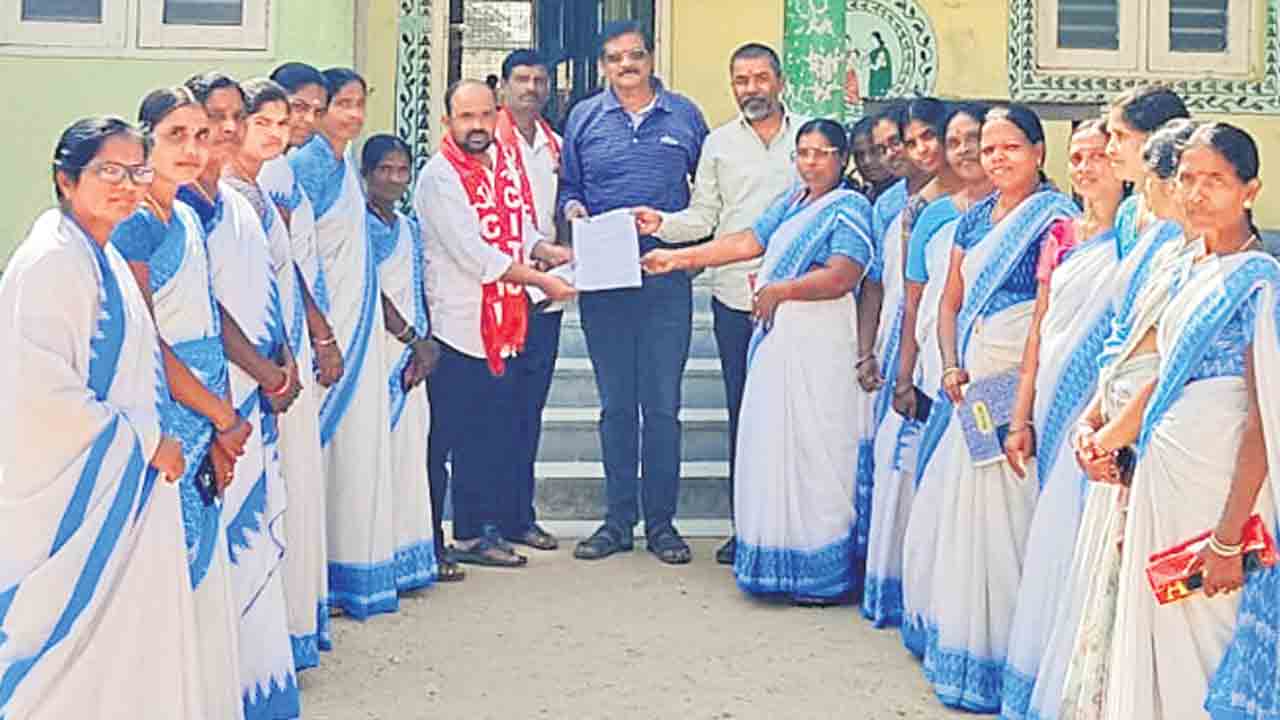 పెండింగ్‌ బిల్లులు చెల్లించాలి.. సంఘీభావం తెలిపిన పలు ప్రజాసంఘాల నాయకులు