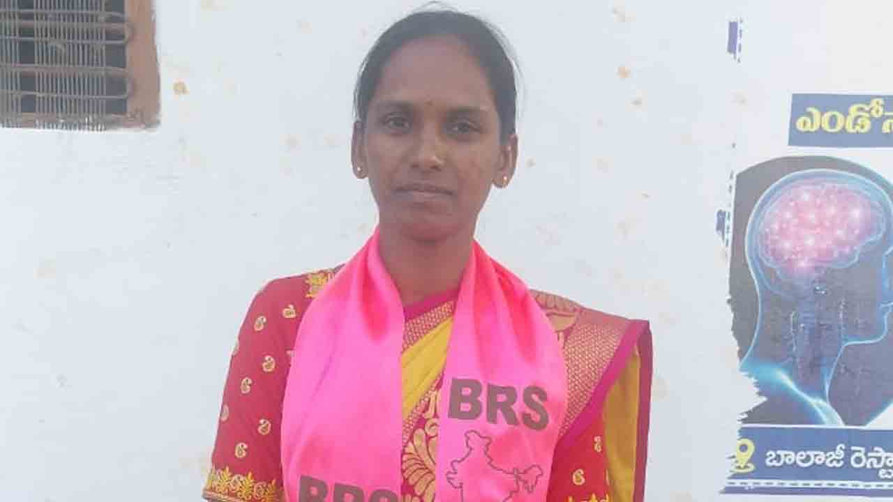 Assistant professor | ప్రజా సేవే లక్ష్యంగా.. సర్పంచ్‌ బరిలో అసిస్టెంట్ ప్రొఫెసర్‌