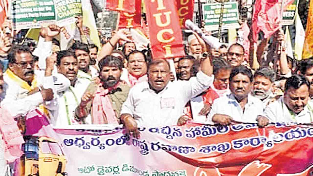 ఆటో డ్రైవర్లకు కాంగ్రెస్‌ దగా.. సమస్యలు పరిష్కరించకుంటే నిరవధిక ఆటోబంద్‌ నిర్వహిస్తాం