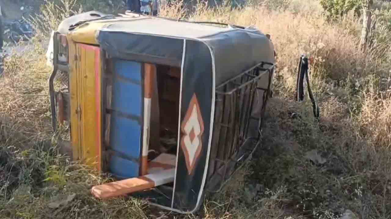 Road accident | ఘోర రోడ్డు ప్రమాదం.. స్కూల్‌ పిల్లల ఆటో బోల్తా.. ఒకరు మృతి, 14 మందికి గాయాలు