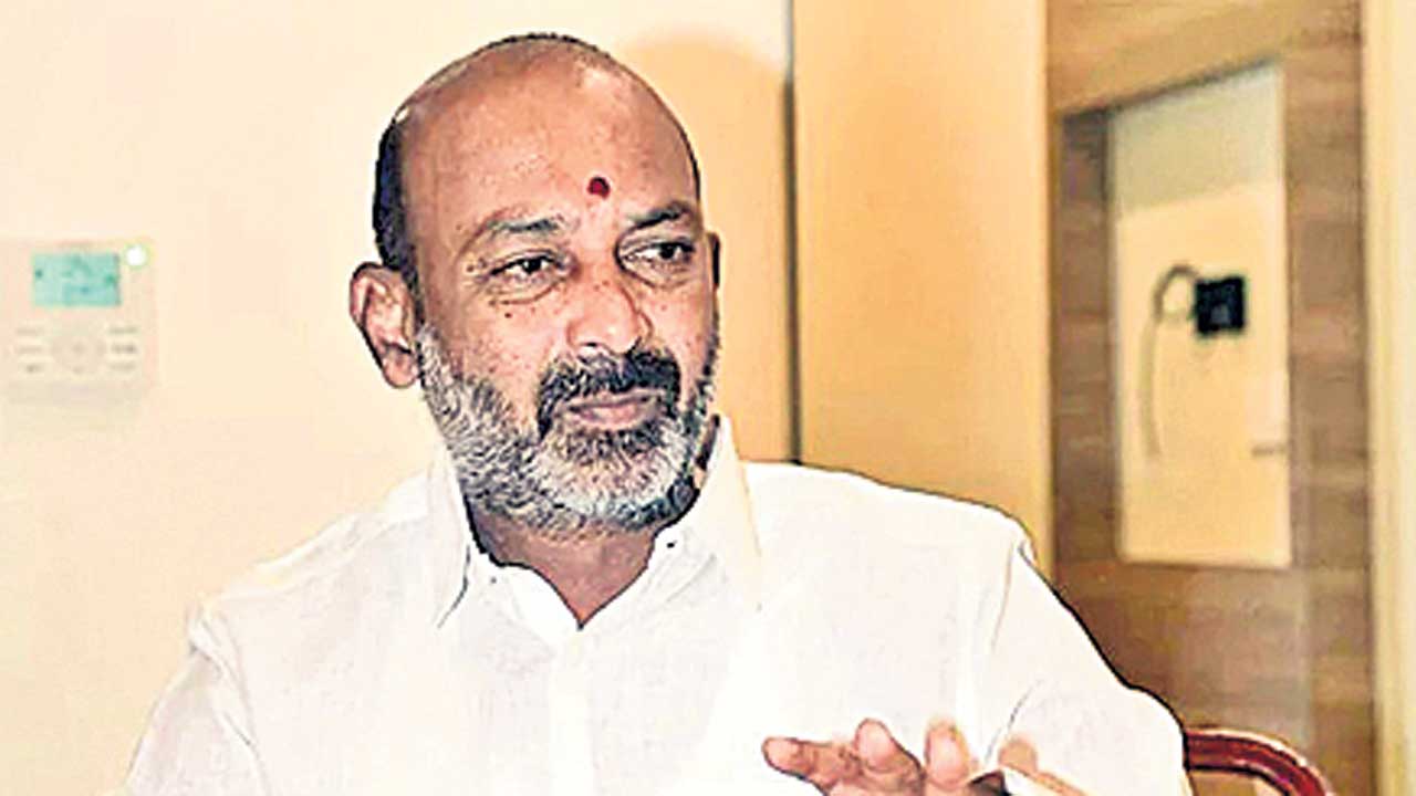 పండుగలకే డ్రగ్స్‌పై దాడులు గుర్తుకొస్తాయా?: బండి