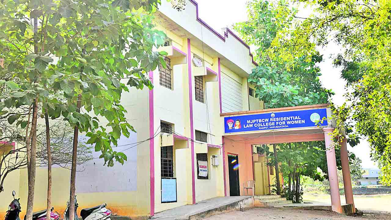 బీసీ డిగ్రీ కళాశలలు తరలించొద్దు