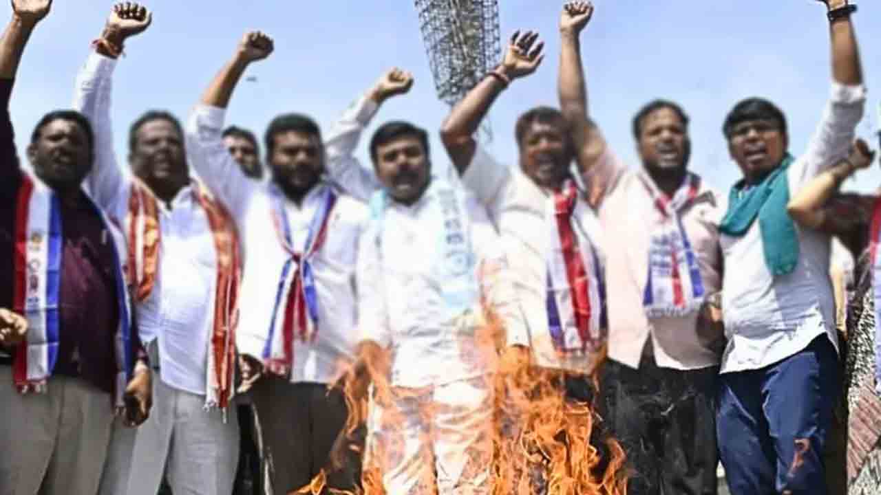 ప్రభుత్వానిదే బాధ్యత.. బీఆర్‌ఎస్‌, బీసీ నేతల ఆగ్రహం