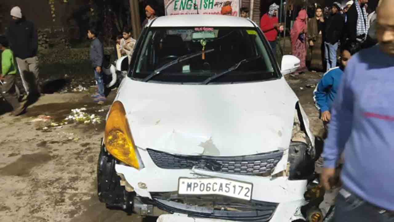 BJP Leader Rams Car Into People | చలి మంట ముందున్న జనంపైకి దూసుకెళ్లిన బీజేపీ నేత కారు.. ఇద్దరు మృతి, కొందరికి గాయాలు