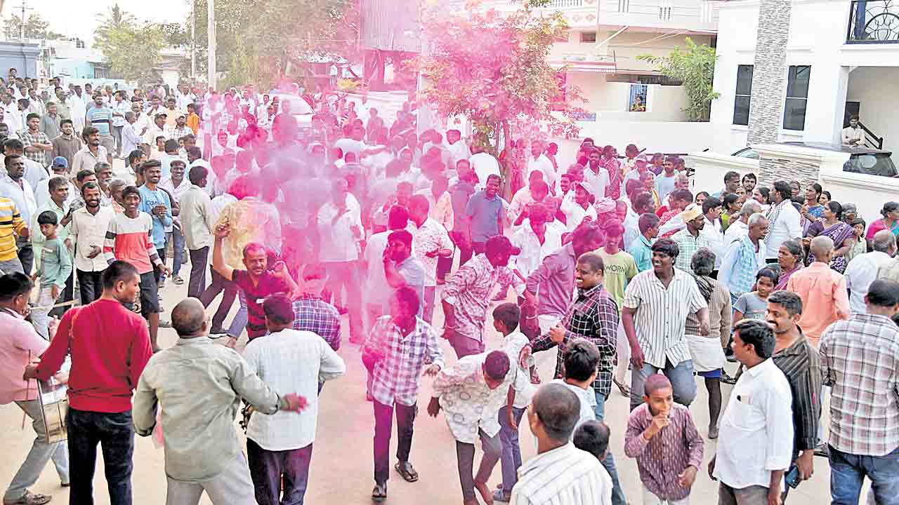 పల్లెలెట్లా కదులుతున్నయంటే..!