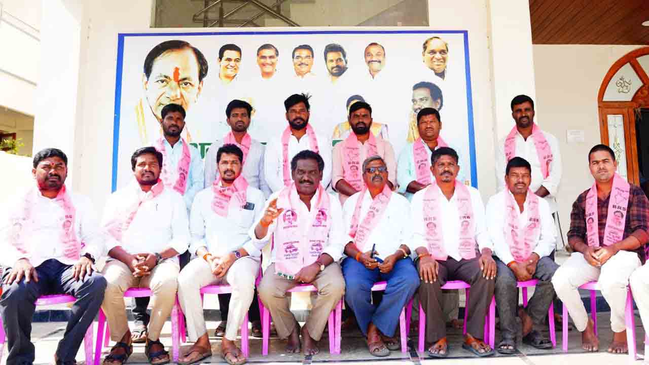 BRS leaders warn | ప్రజాక్షేత్రంలో ఎమ్మెల్యే కృష్ణమోహన్ రెడ్డికి గుణపాఠం తప్పదు : బీఆర్‌ఎస్‌ నేతల హెచ్చరిక