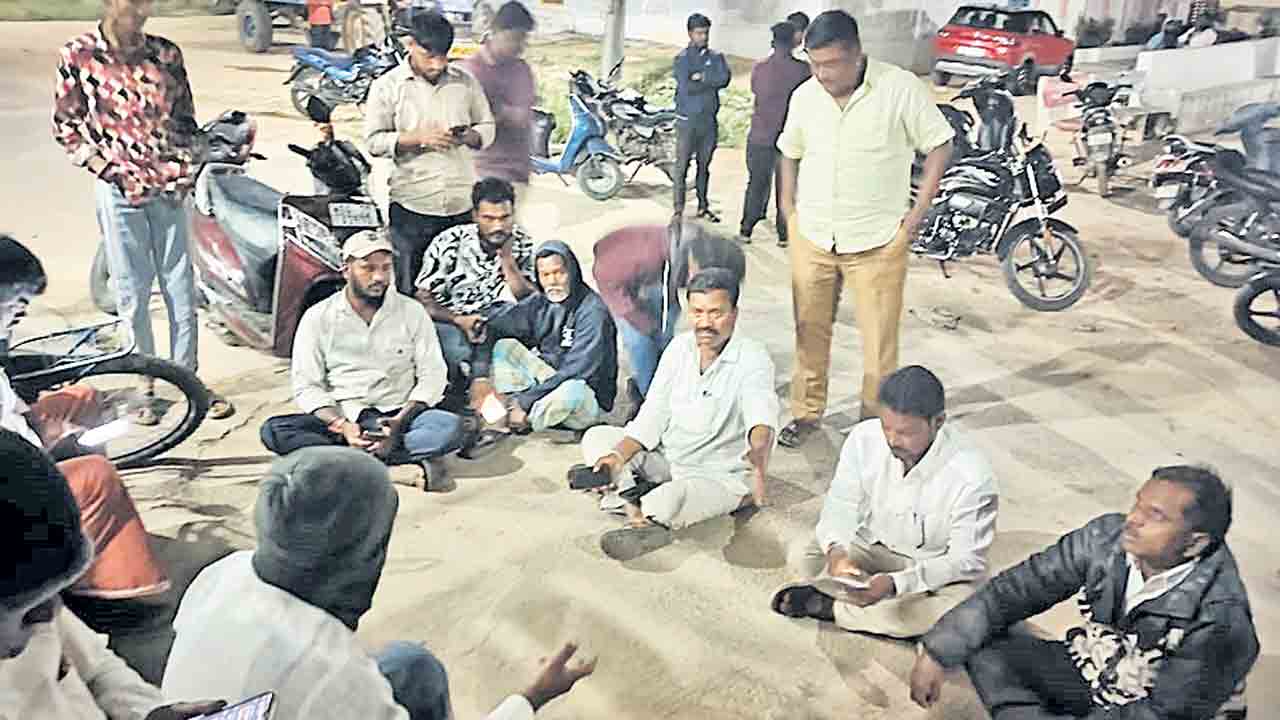 బీఆర్‌ఎస్‌ సర్పంచ్‌ కాంగ్రెస్‌లో చేరిక.. హనుమాపురంలో బీఆర్‌ఎస్‌ నాయకుల నిరసన