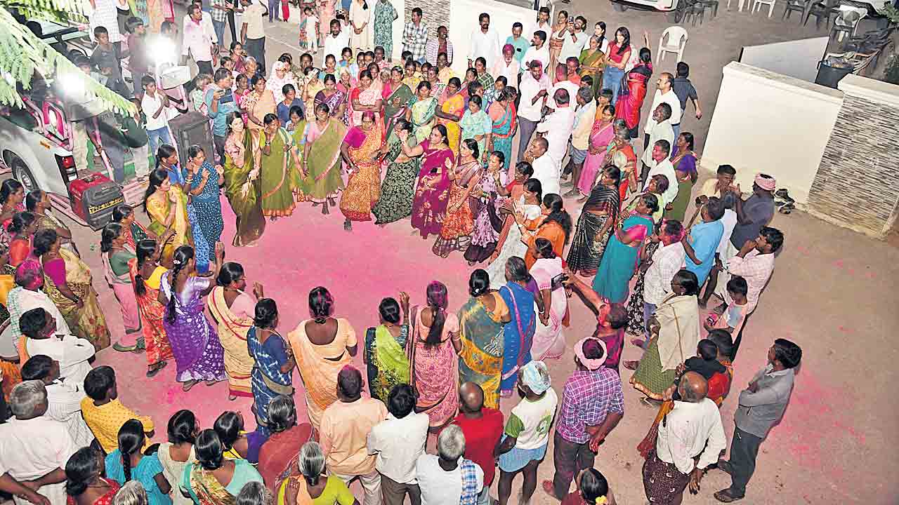 పల్లె గుండెల్లో గులాబీ జెండా