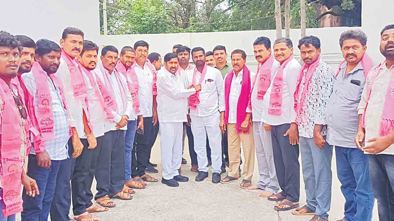 ఎన్నికల వేళ..బీఆర్‌ఎస్‌లోకి.. బీఆర్‌ఎస్‌ శ్రేణుల్లో జోష్‌..