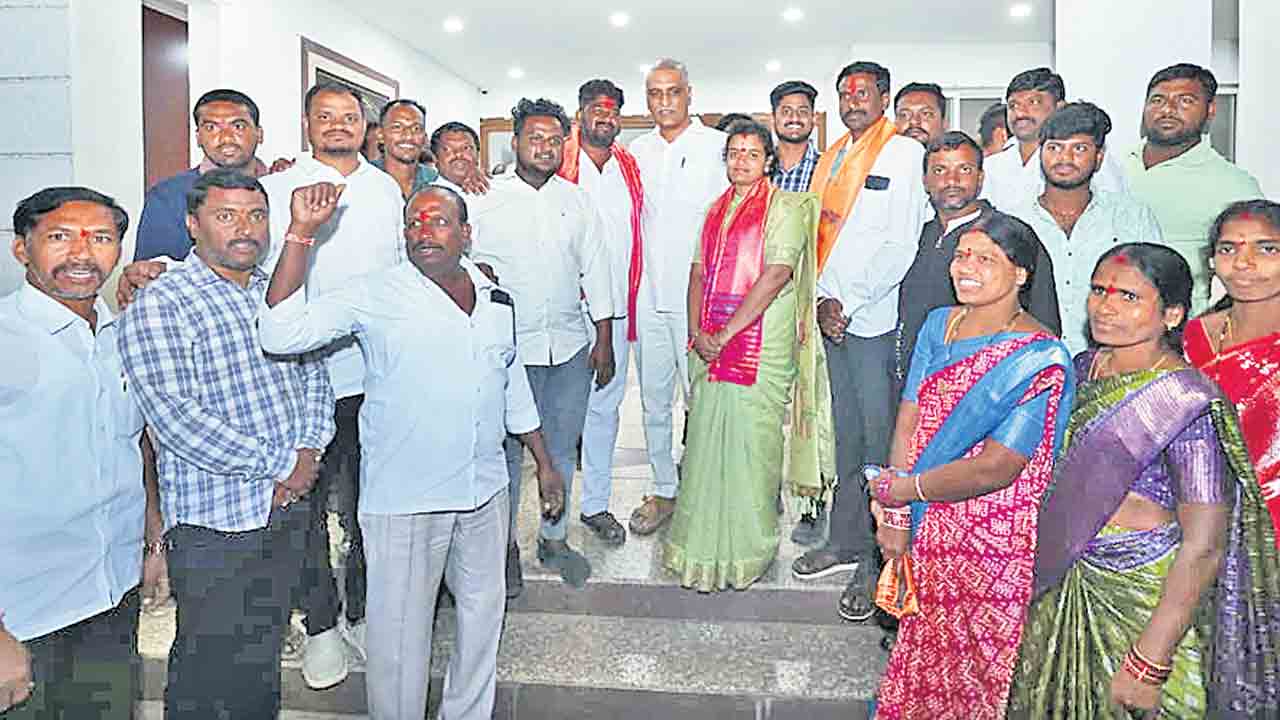 పల్లెపల్లెనా.. దుమ్ములేపిన కారు