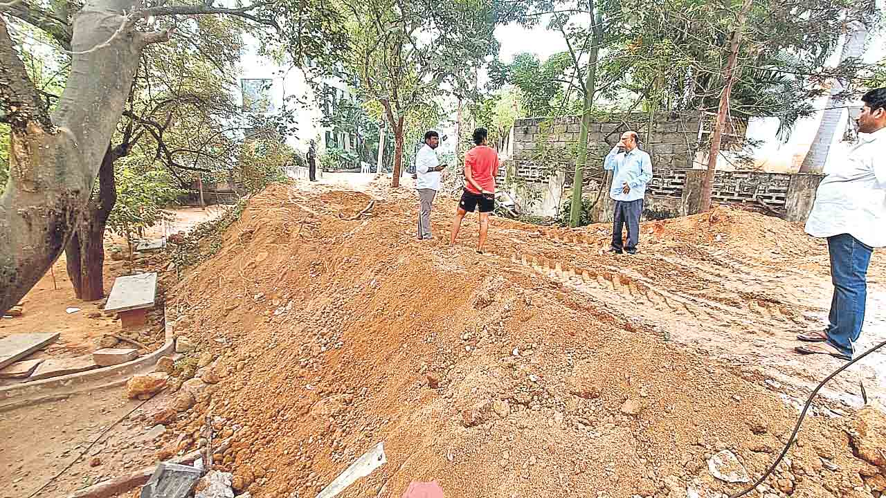 జూబ్లీహిల్స్‌ పార్కు స్థలంలో రోడ్డు