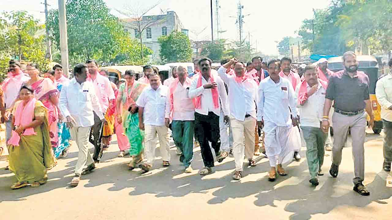 బీఆర్‌ఎస్‌ నాయకుడిపై కాంగ్రెస్‌ గూండాల దాడి