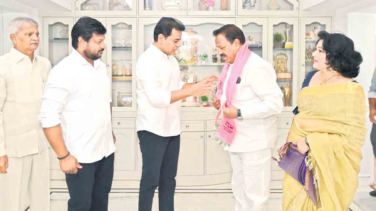 బీఆర్‌ఎస్‌లో చేరికల జోష్.. పంచాయతీ ఎన్నికల వేళ కాంగ్రెస్‌, బీజేపీ నేతల వలసబాట