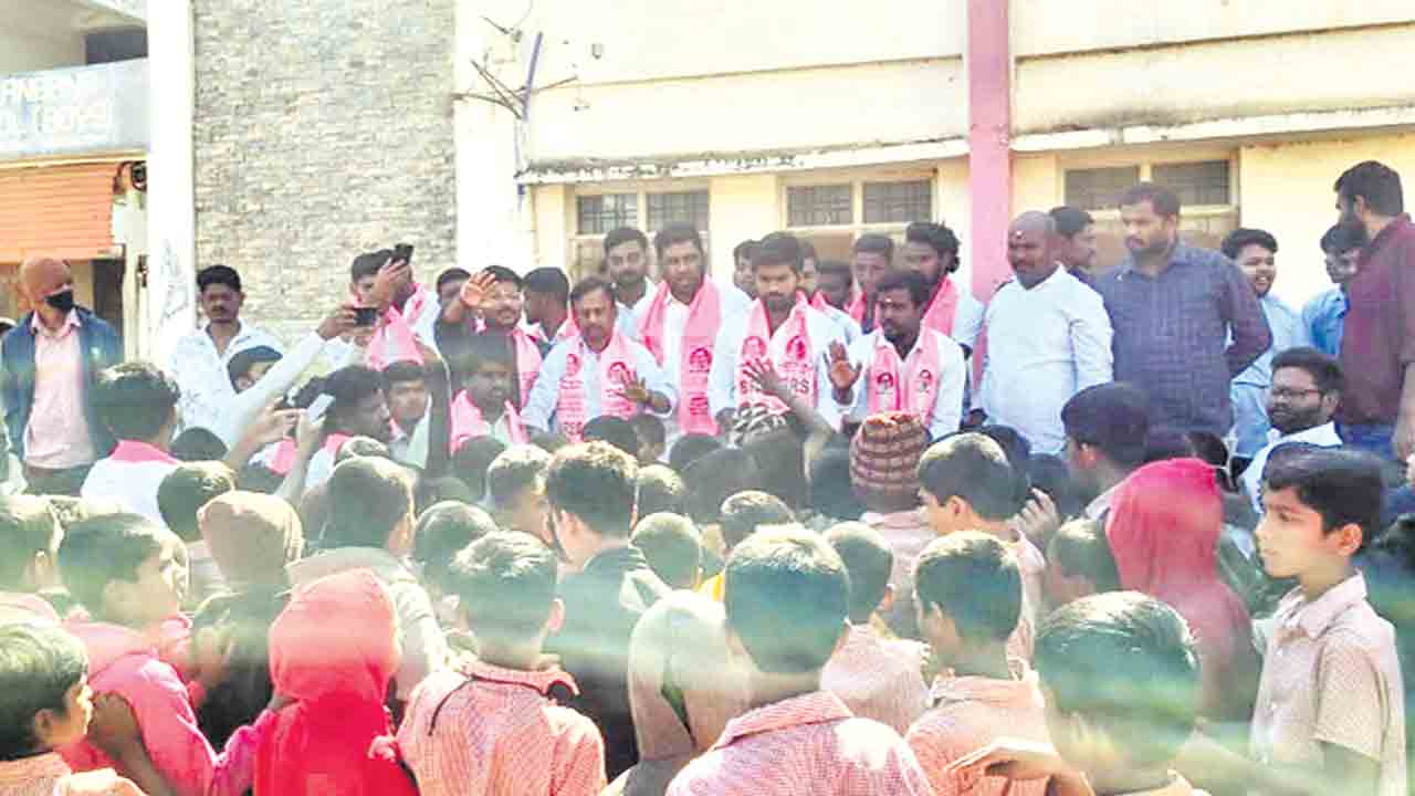 శామీర్‌పేట గురుకులం ఎదుట బీఆర్‌ఎస్వీ ధర్నా.. విద్యార్థుల సమస్యలు పరిష్కరించాలని డిమాండ్‌