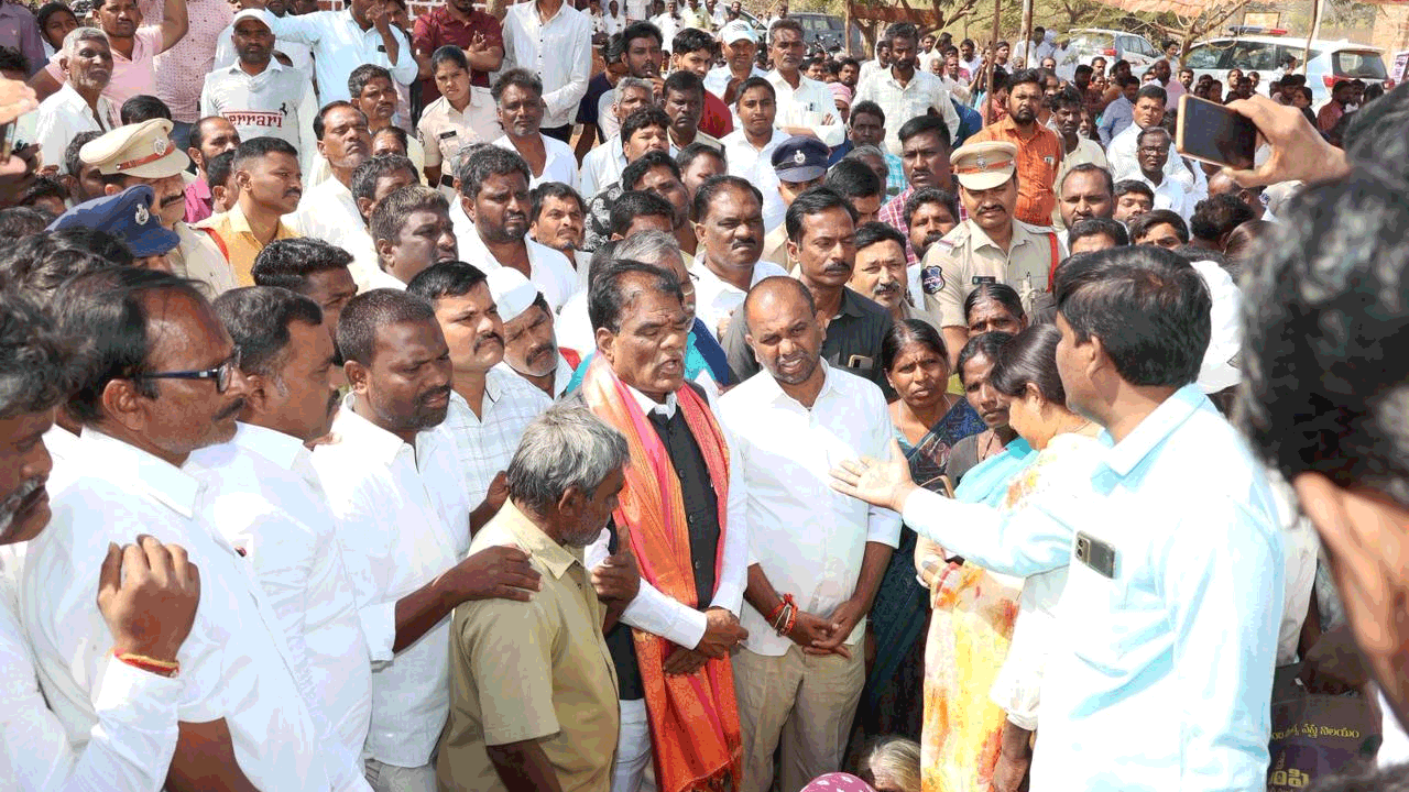 Bakki Venkataiah | ఓటు వేయలేదని ఇంటి నిర్మాణం కూల్చివేత.. కుటుంబానికి అండగా ఎస్సీ, ఎస్టీ కమిషన్ చైర్మన్ బక్కి వెంకటయ్య