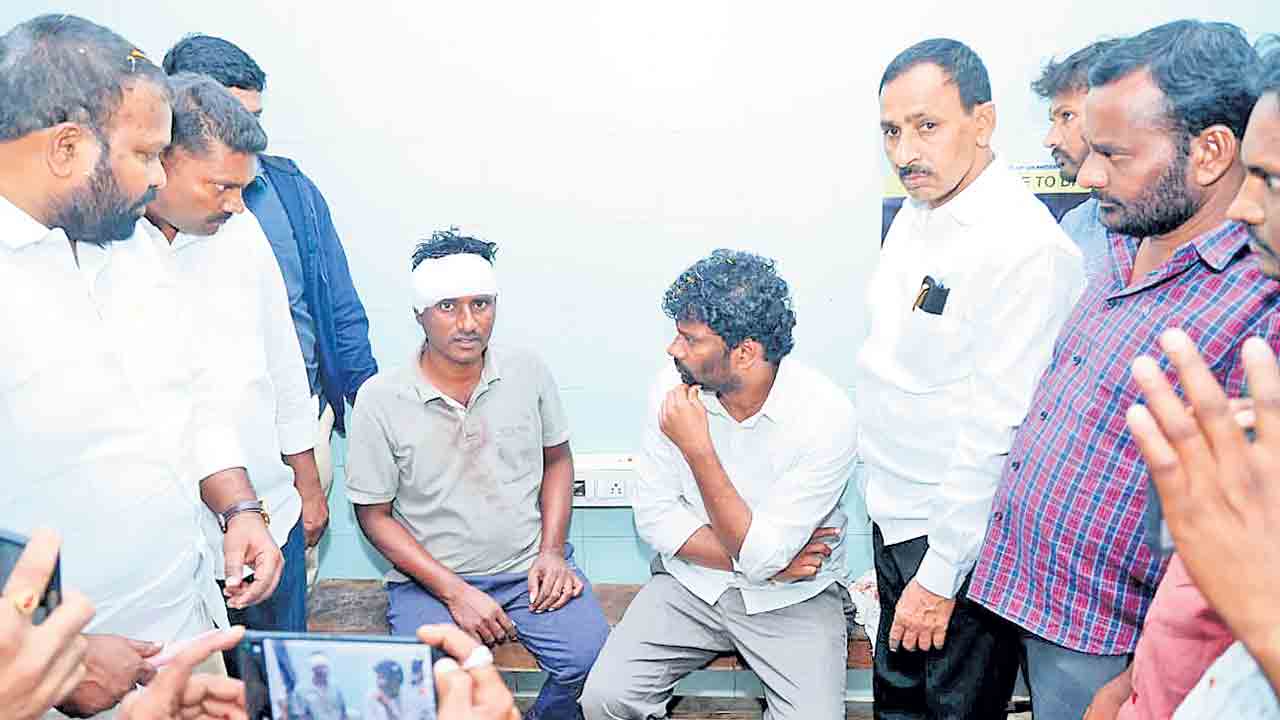 కలిసిరావడం లేదని కత్తిదూసిన కాంగ్రెస్‌ నేత.. బాధితుడిని పరామర్శించిన బాల్క సుమన్‌