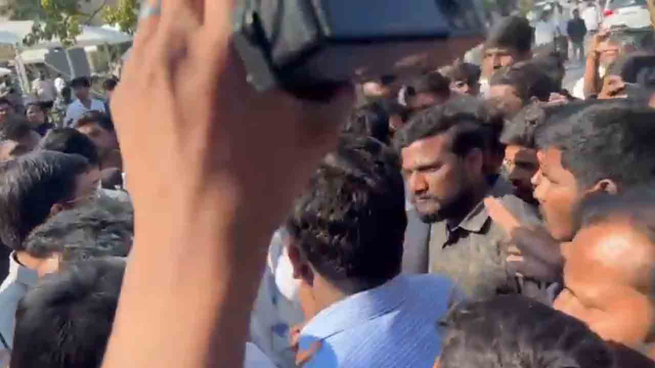 OU students | ‘దొంగ దొంగ.. వెంకట్‌ దొంగ’.. బల్మూరి వెంకట్‌కు వ్యతిరేకంగా ఓయూ విద్యార్థుల నినాదాలు