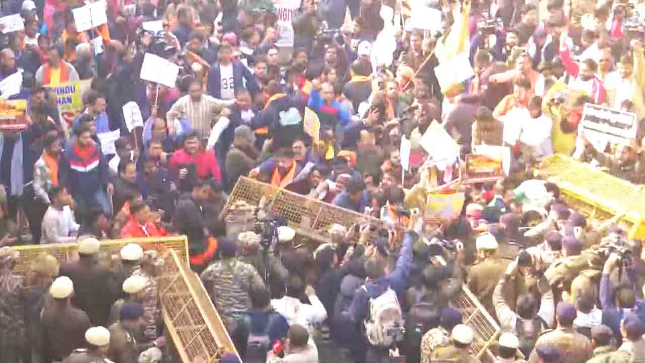 బంగ్లా హై కమిషన్‌ వద్ద వీహెచ్‌పీ నిరసనలు.. దీపూ దాస్‌ మూక హత్యపై ఆగ్రహం