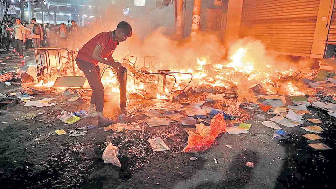 భగ్గుమన్న బంగ్లాదేశ్‌.. తిరుగుబాటు నాయకుడు హాది మృతితో రెచ్చిపోయిన దుండగులు