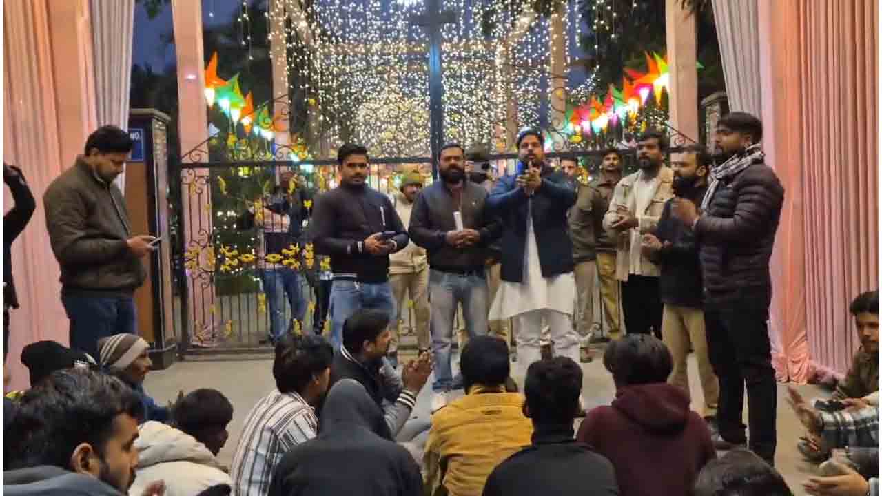 Christmas in Bareilly | క్రిస్మస్ వేళ ఉద్రిక్తత.. చర్చి ముందు హనుమాన్ చాలీసా పఠించిన హిందూత్వ వాదులు!