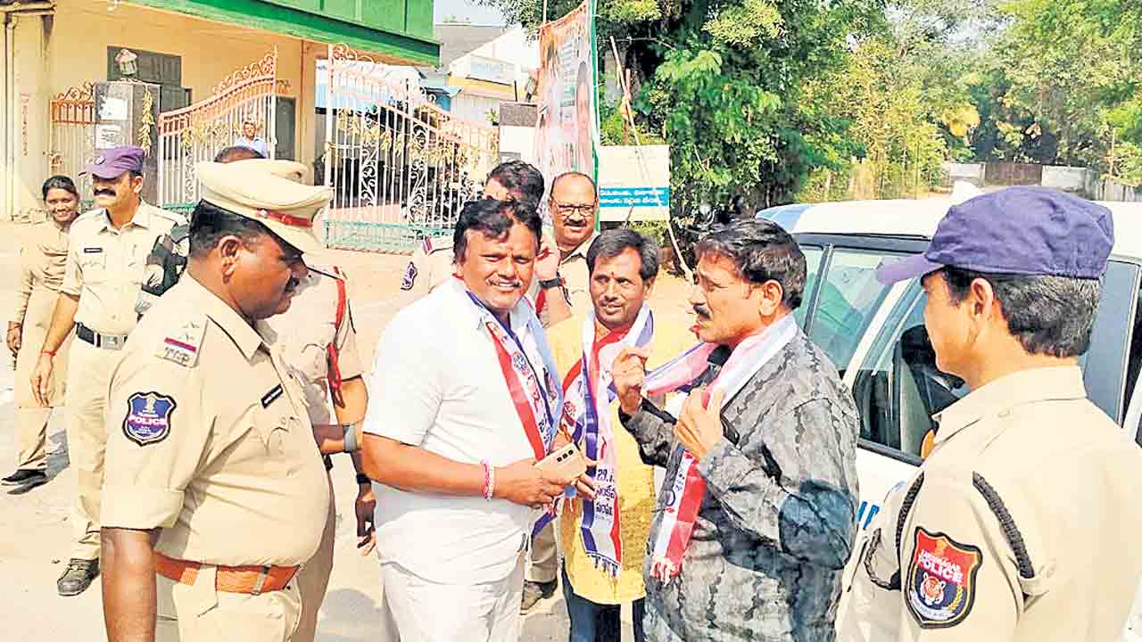 బీసీలకు 42% రిజర్వేషన్లు కల్పించాల్సిందే!.. కరీంనగర్‌లో బీసీ సంఘాల నిరసన