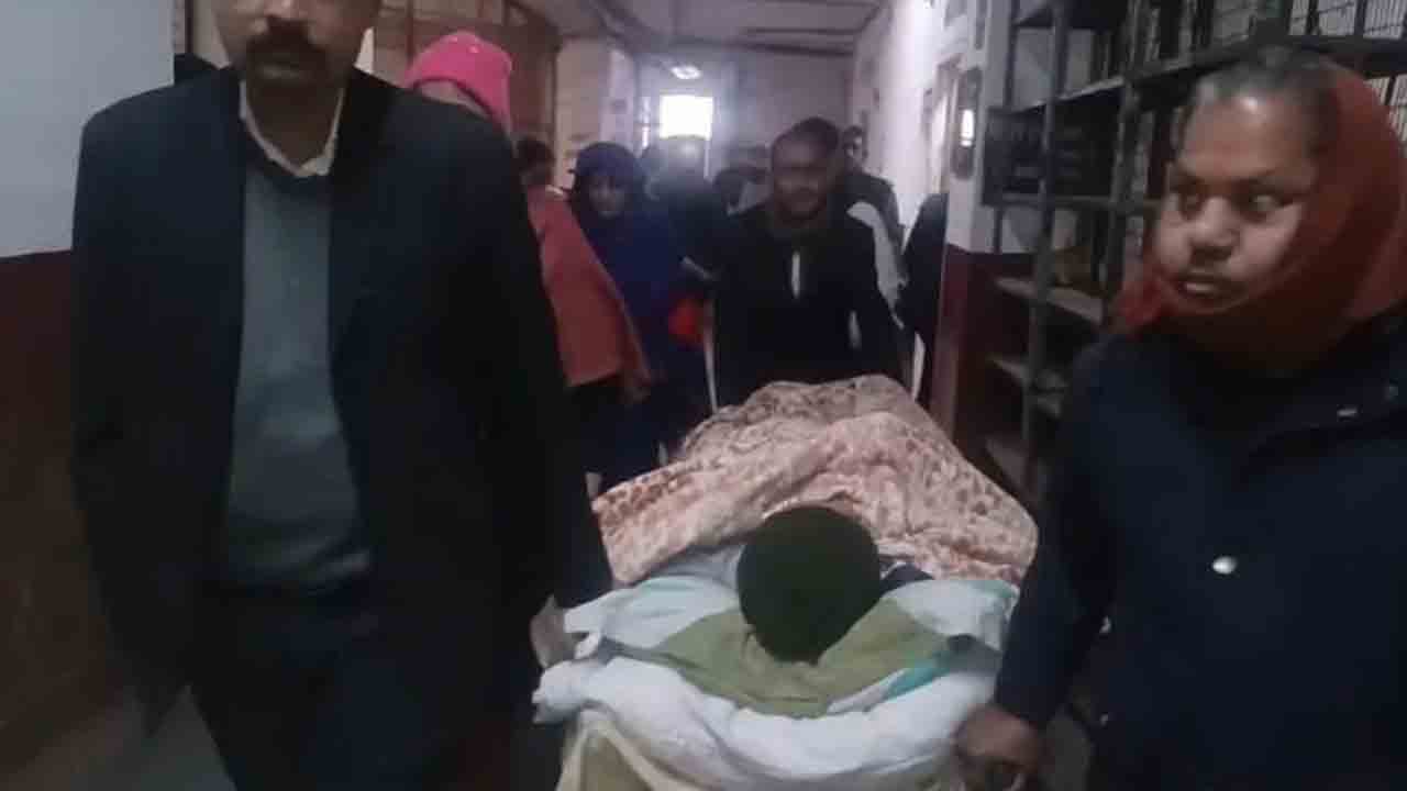 Watch: భరణం తప్పించుకునేందుకు అనారోగ్యం నాటకం ఆడుతున్నాడని భార్య ఆరోపణ..  వ్యక్తిని స్ట్రెచర్‌పై కోర్టుకు తరలింపు