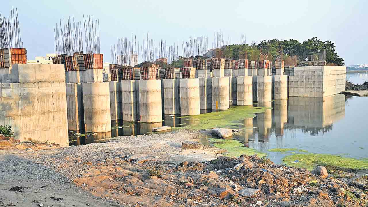 ఎక్కడి పనులు అక్కడే..!