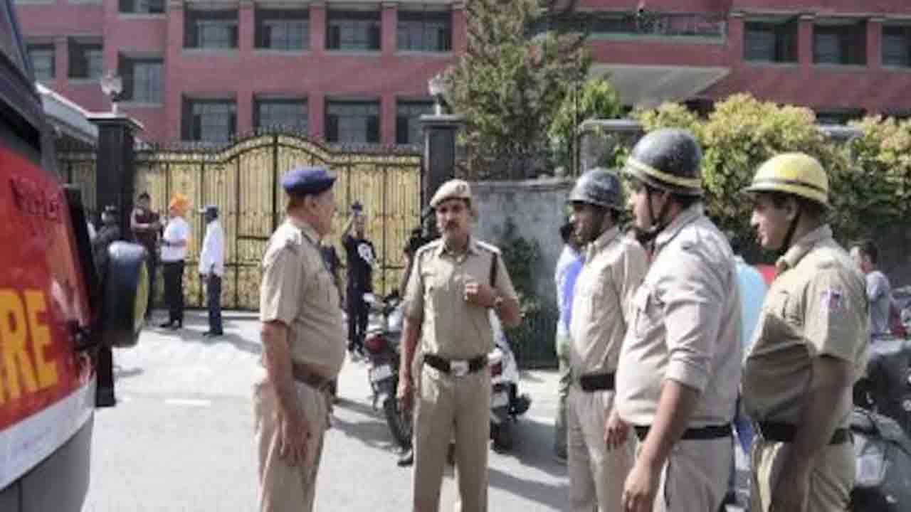 Bomb Threats | పలు పాఠశాలలకు బాంబు బెదిరింపులు.. పోలీసులు అలర్ట్‌