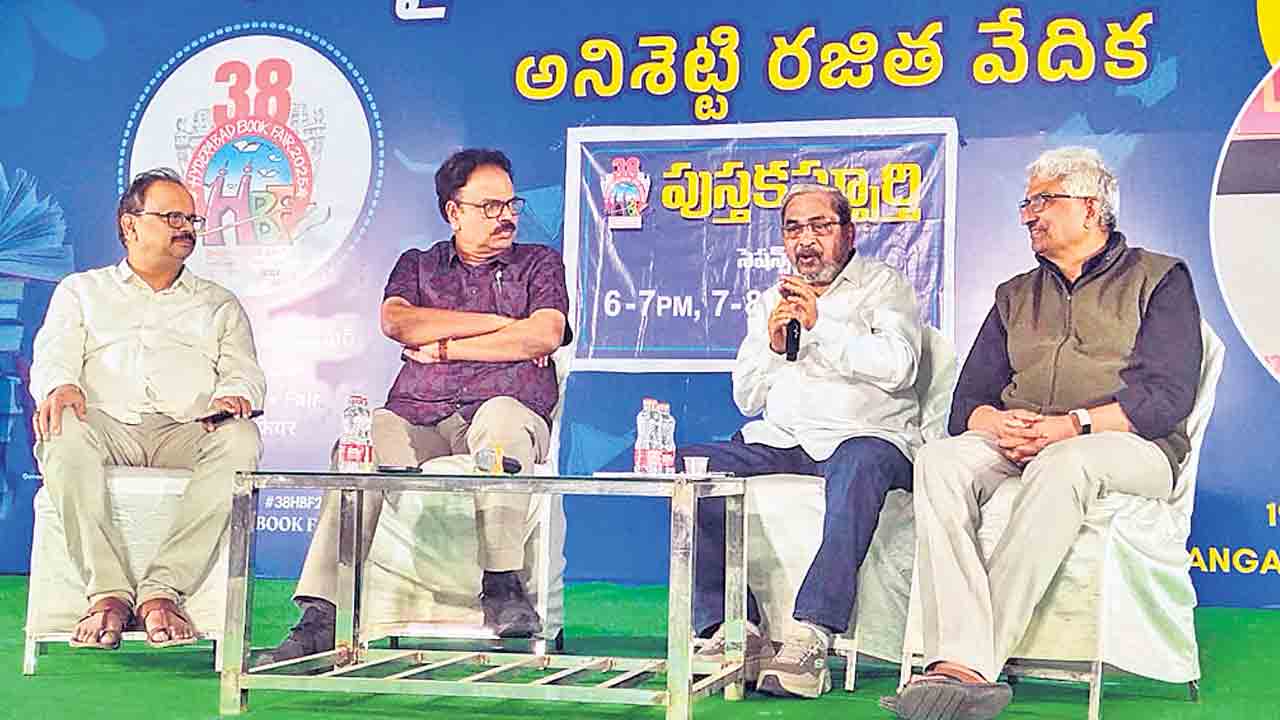 బుక్‌ ఫెయిర్‌లో పుస్తకప్రియుల సందడి