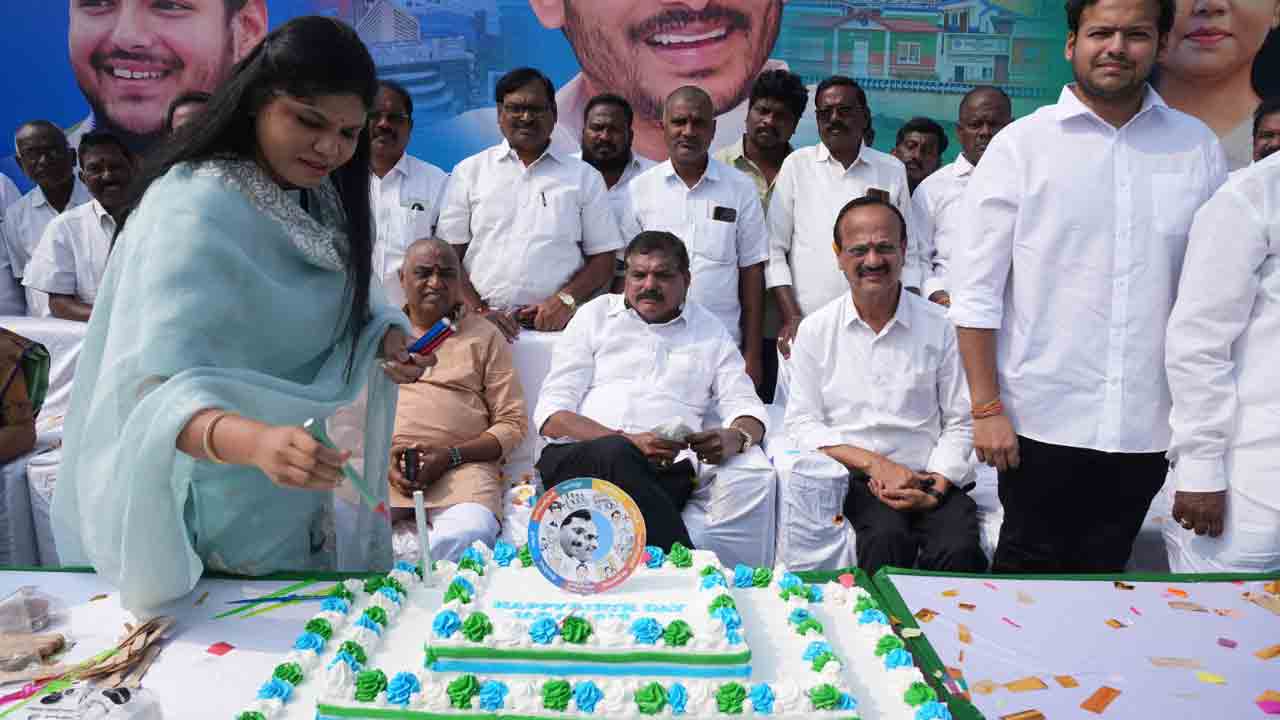 బొత్స అనూష ఆధ్వర్యంలో ఘనంగా జగన్ జన్మదిన వేడుకలు