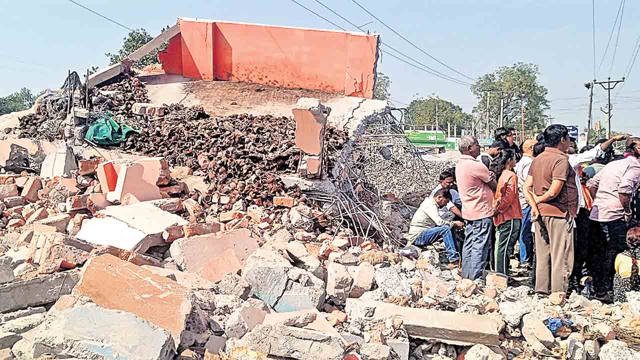 అర్ధరాత్రి కూల్చివేతలు!.. గోదావరిఖని చౌరస్తాలో భవనం నేలమట్టం