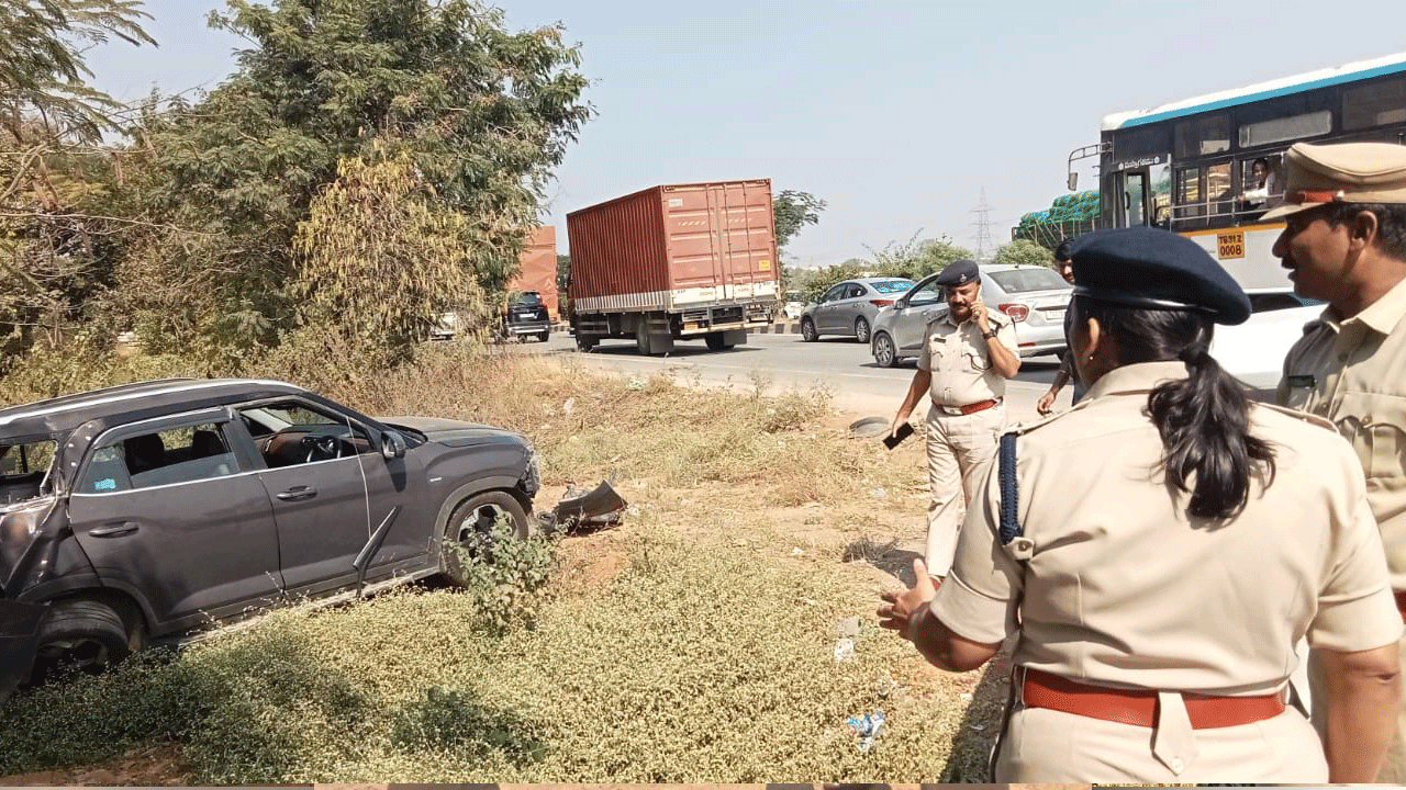 Bus Accident | కాలేజీ బస్ బోల్తా ఘటన.. పోలీసుల తక్షణ చర్యలతో తప్పిన పెను ప్రమాదం