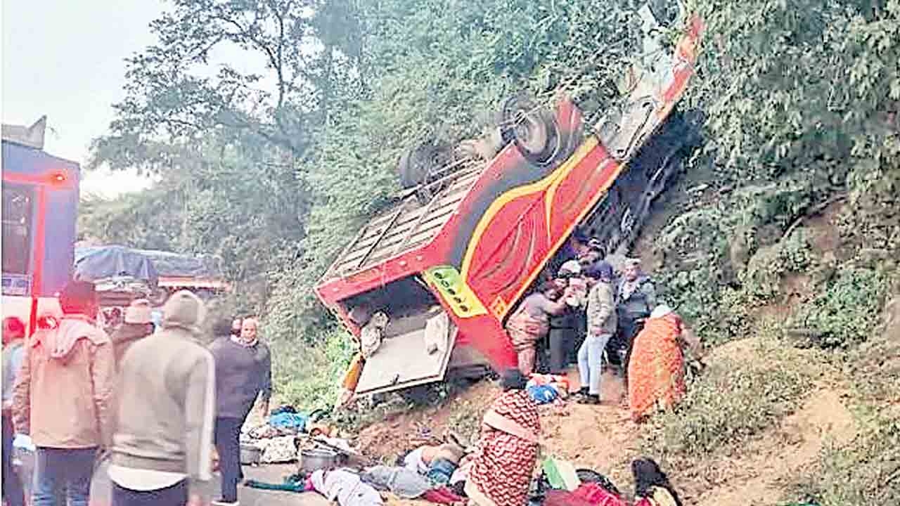లోయలో పడిన బస్సు.. 15 మంది దుర్మరణం!