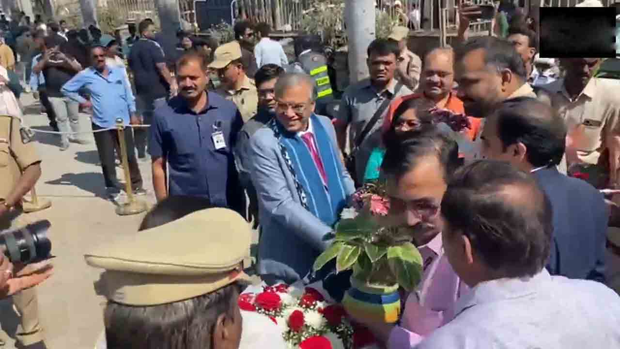 CEC Gyanesh Kumar | గోల్కొండ కోటను సందర్శించిన భారత ప్రధాన ఎన్నికల అధికారి.. Video