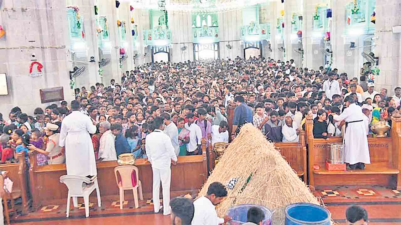 మెదక్‌ చర్చిలో అంబరాన్నంటిన క్రిస్మస్‌ వేడుకలు