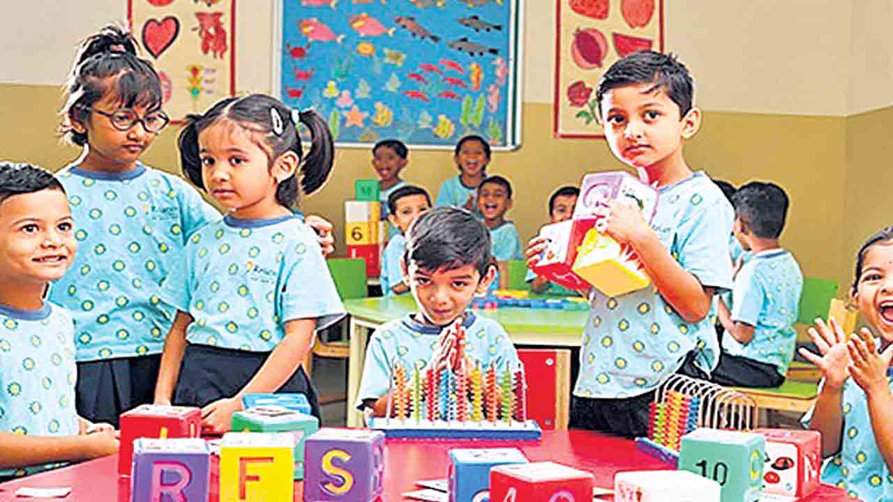 ‘మూడేండ్లకే బడికి పంపాలి’