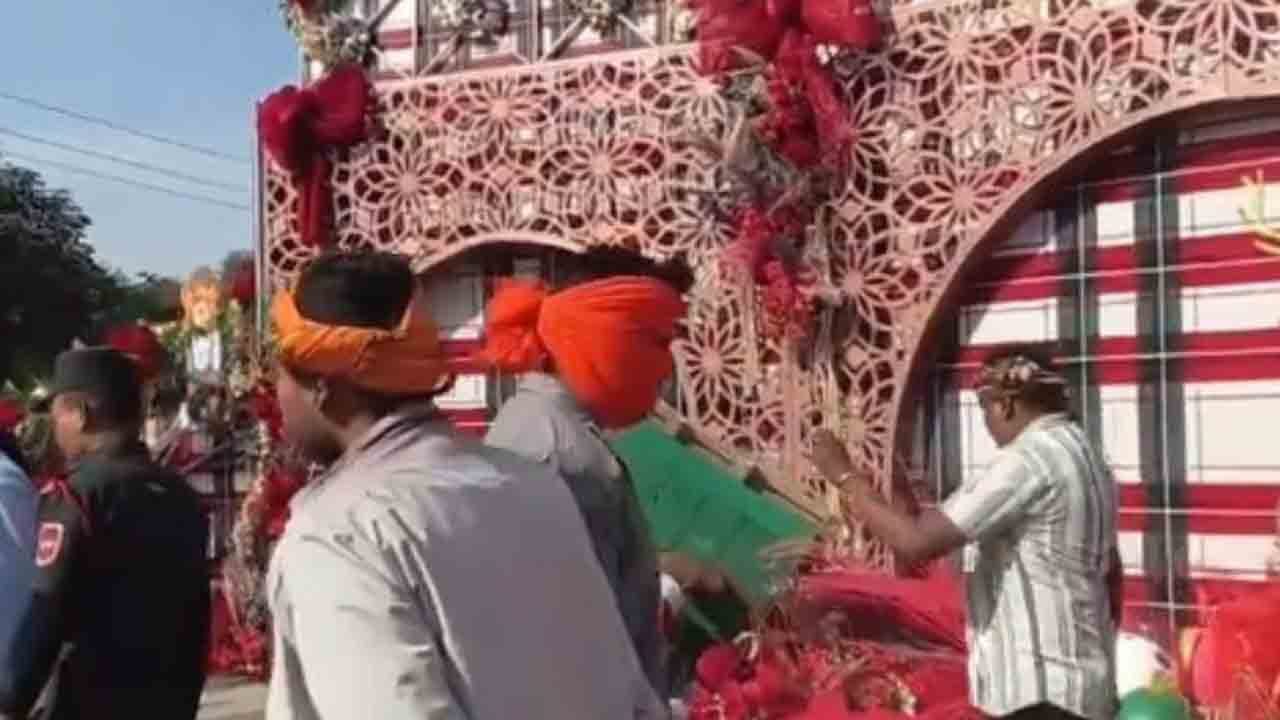 Christmas Decorations Vandalised | షాపింగ్‌ మాల్‌లో క్రిస్మస్ డెకరేషన్‌.. ధ్వంసం చేసిన దుండగులు