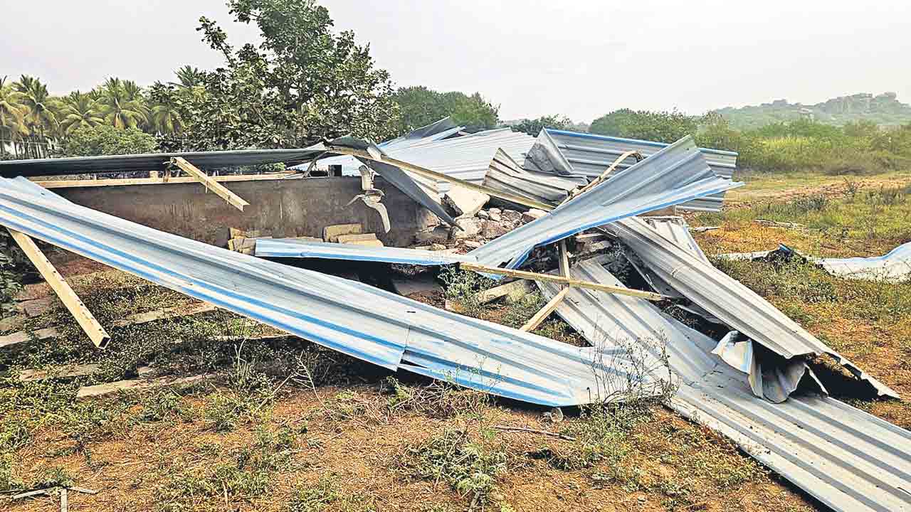 బాంబులేటి బాధితుడికి రక్షణ!.. ప్రహరీని మళ్లీ కట్టించండి.. కోర్టు ఆదేశం