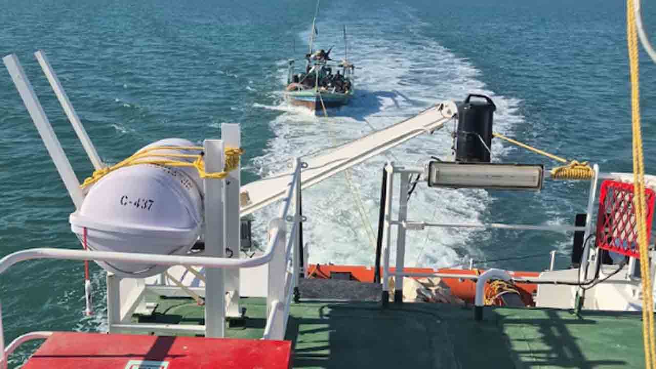 Coast Guard Seizes Pak Boat | భారత జలాల్లోకి పాక్‌ బోటు.. స్వాధీనం చేసుకున్న కోస్ట్‌ గార్డ్‌